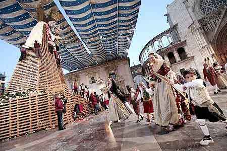 http://www.vivirvalencia.com/uploads/evento/ofrenda-de-flores-fallas-2012-6483.jpg